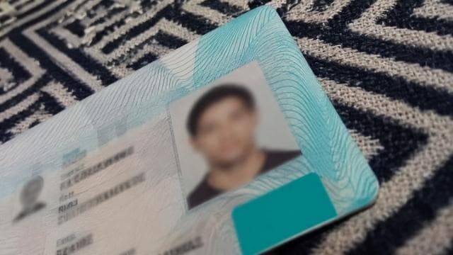 Documento inclinado con una esquina fuera del encuadre