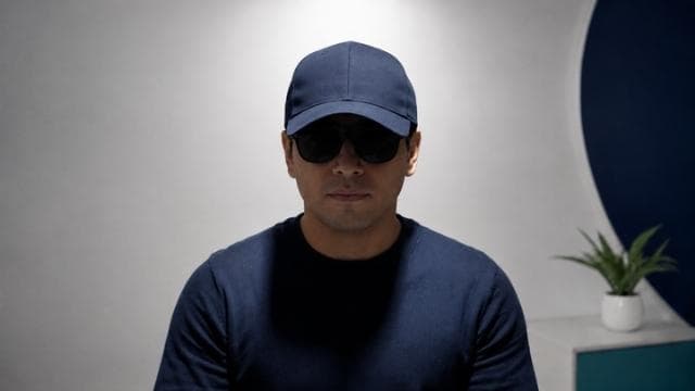 Rostro cubierto por cubrebocas y gorra